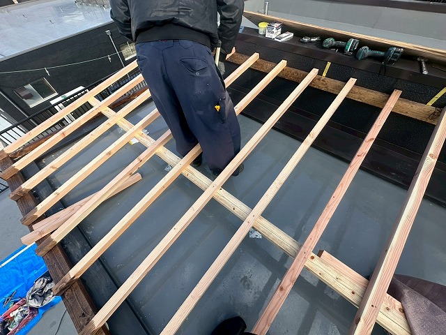 中京区にてALC造陸屋根の塔屋、防水しても止まらない雨漏り…片勾配屋根を新設して完全解決！